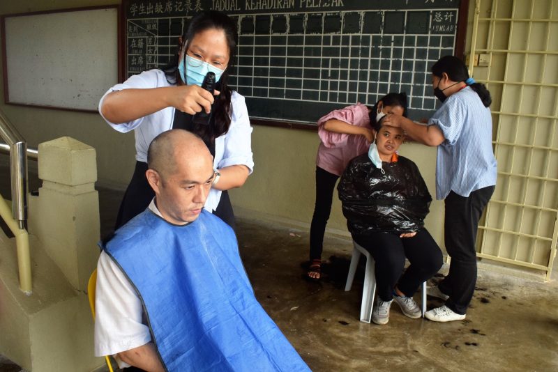 吉兰丹中华独中响应“光头与美4.0”为爱落发及筹募活动,该校第一批落发教职员已完成落发。