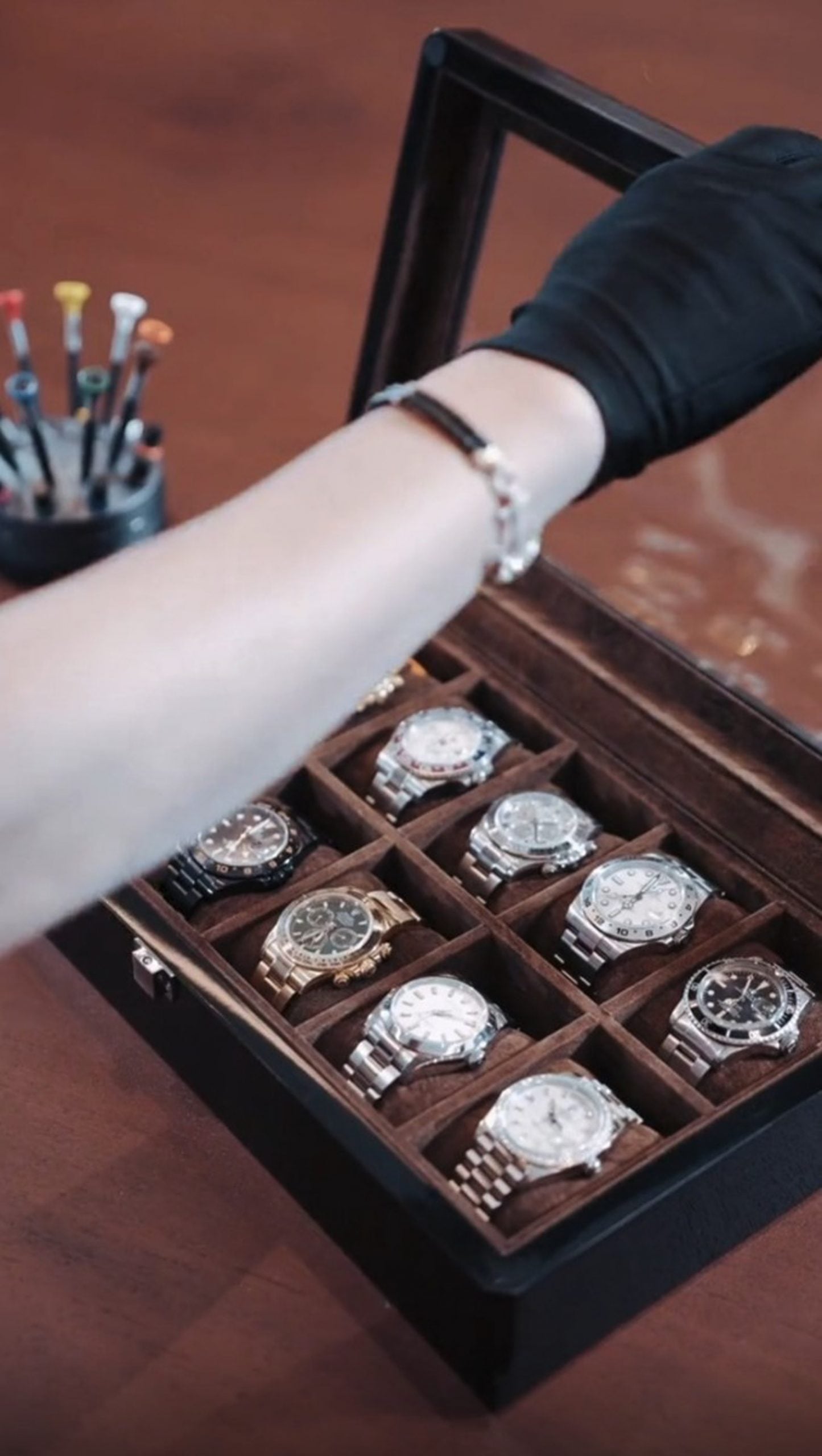 启华狂晒珍藏名表 被酸像拍广告