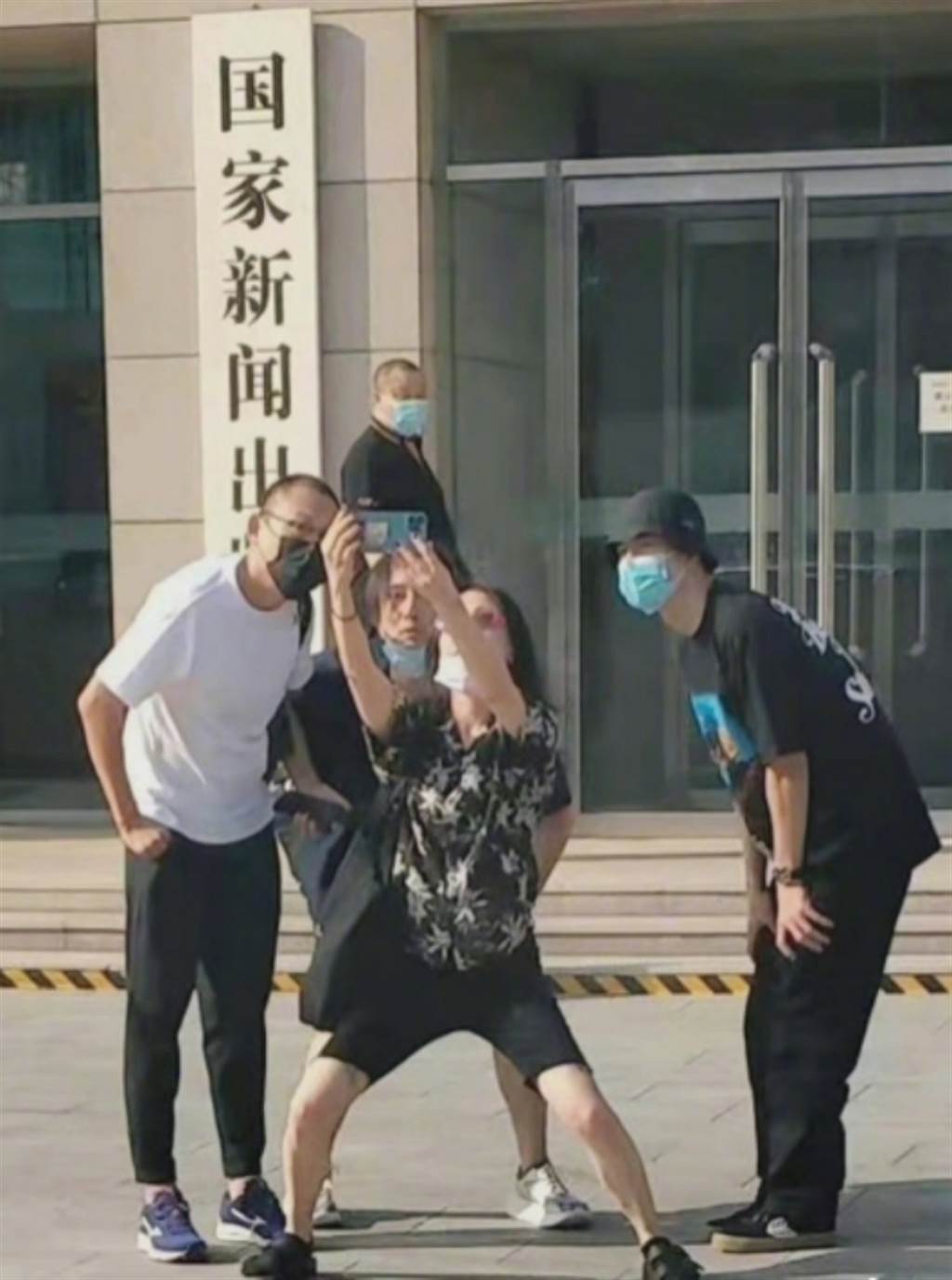 周迅合照鲜肉“脚开开” 网笑：能不能有点女明星的自觉