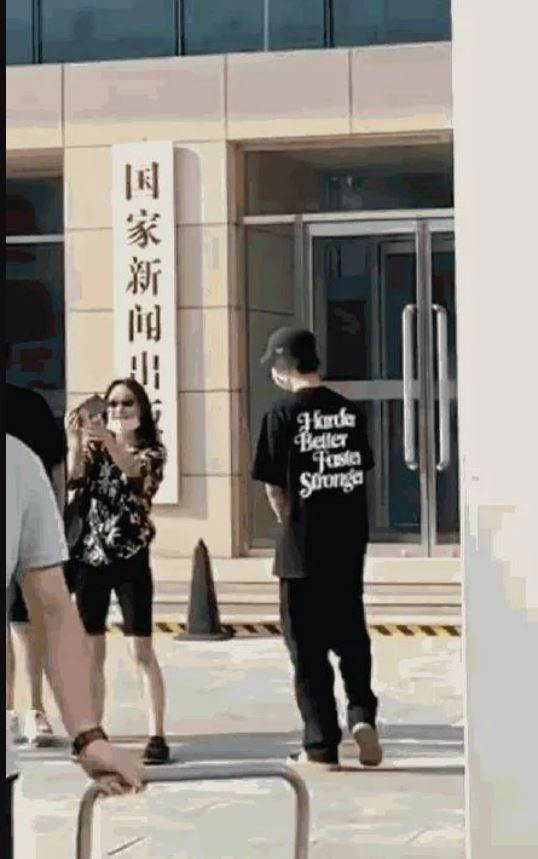 周迅合照鲜肉“脚开开” 网笑：能不能有点女明星的自觉