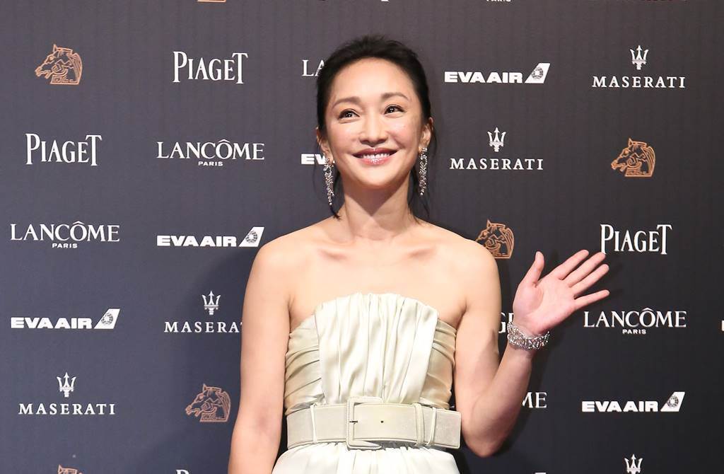 周迅合照鲜肉“脚开开” 网笑：能不能有点女明星的自觉