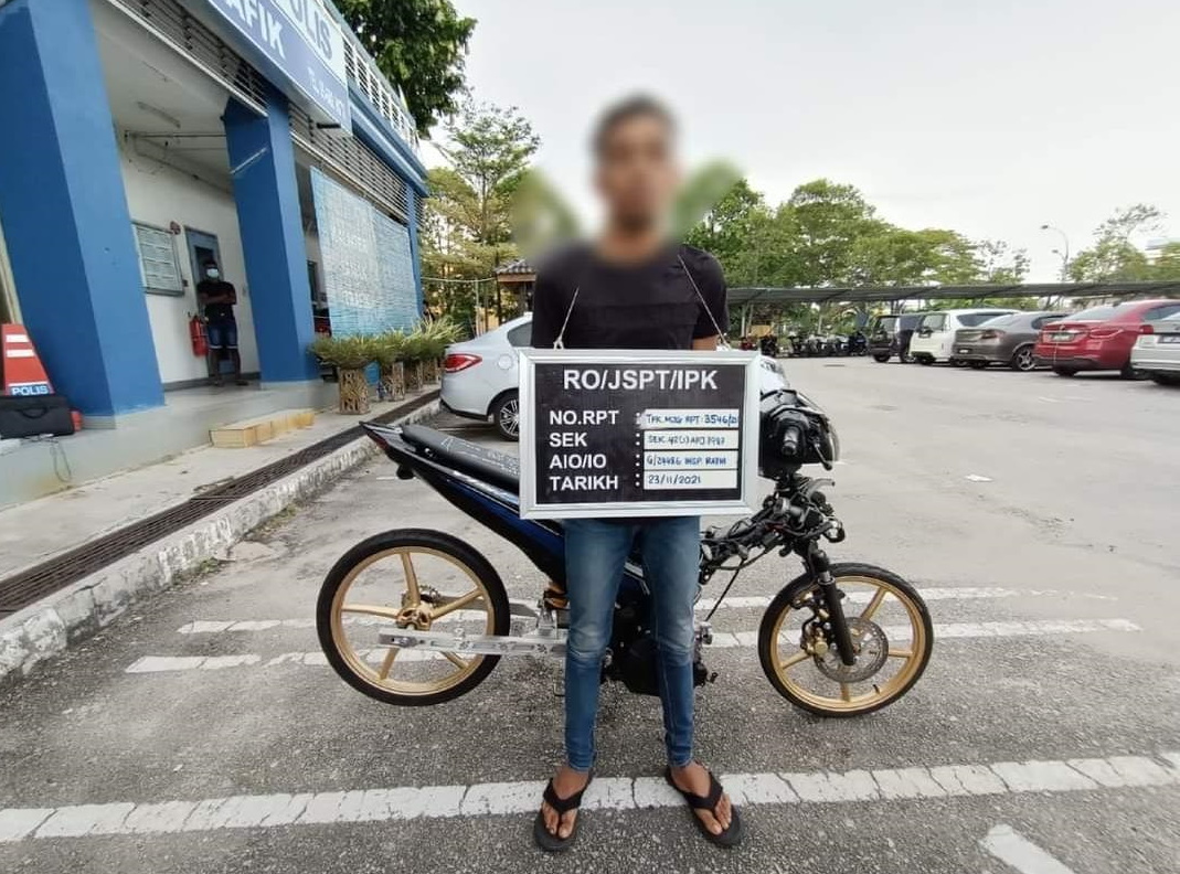 在西海岸大道飙摩托车危险表演  3男被警扣留查办