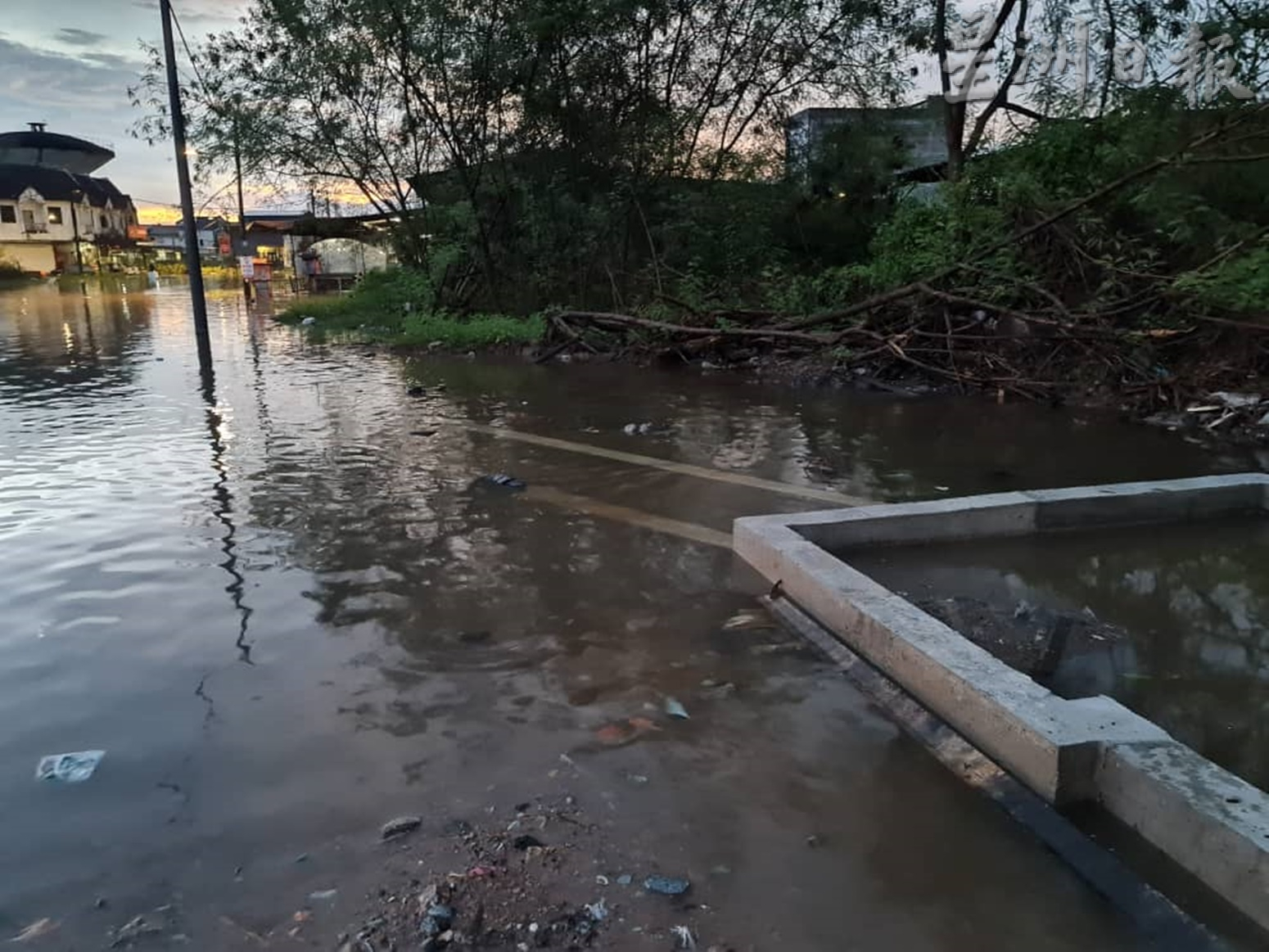 大涨潮消退十八丁 却因豪雨成灾