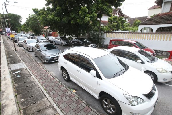 大都会-华联花园路边停车位难求/10图