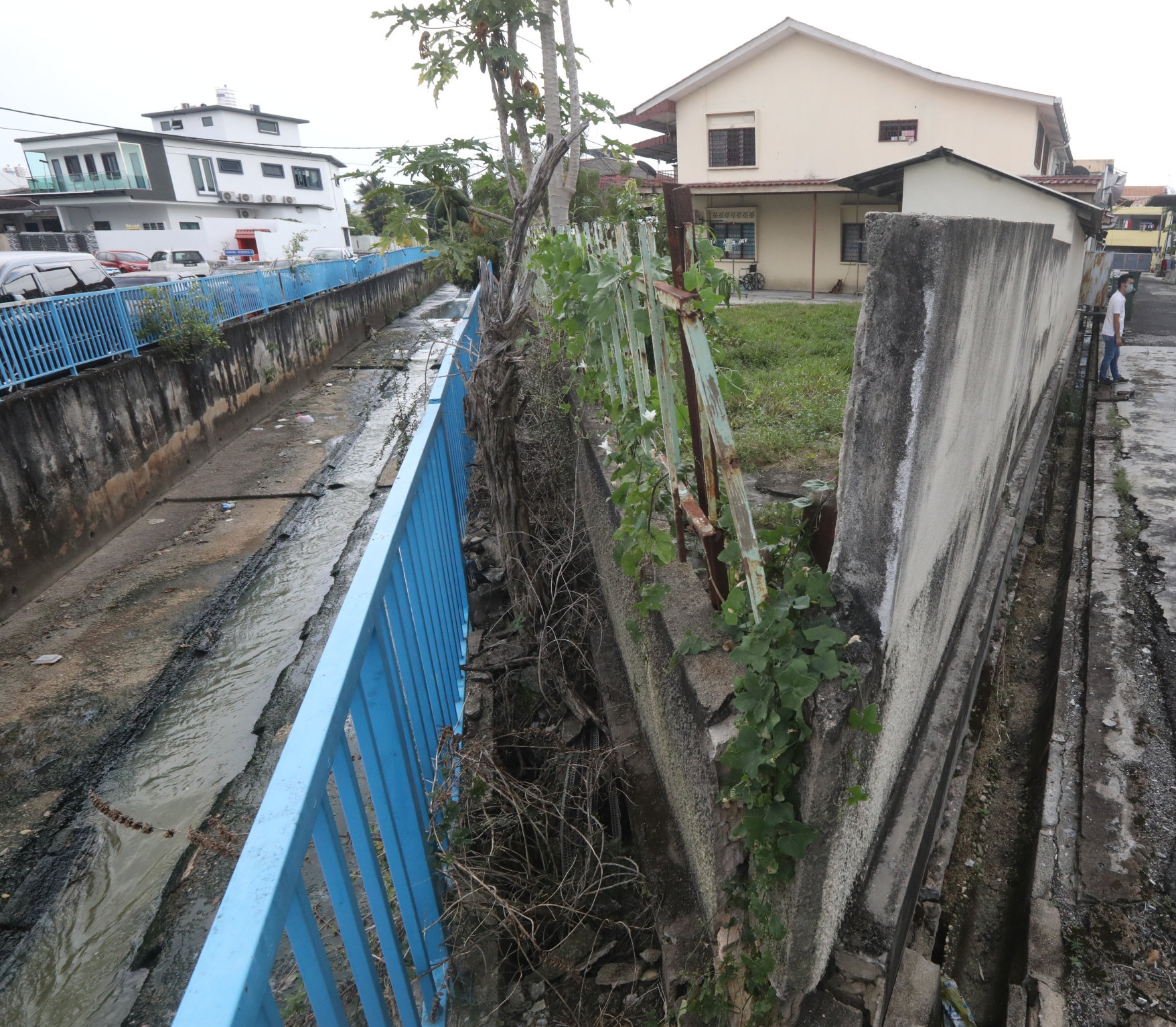 大都会10/沟渠年久失修以致住家墙面崩裂/12图