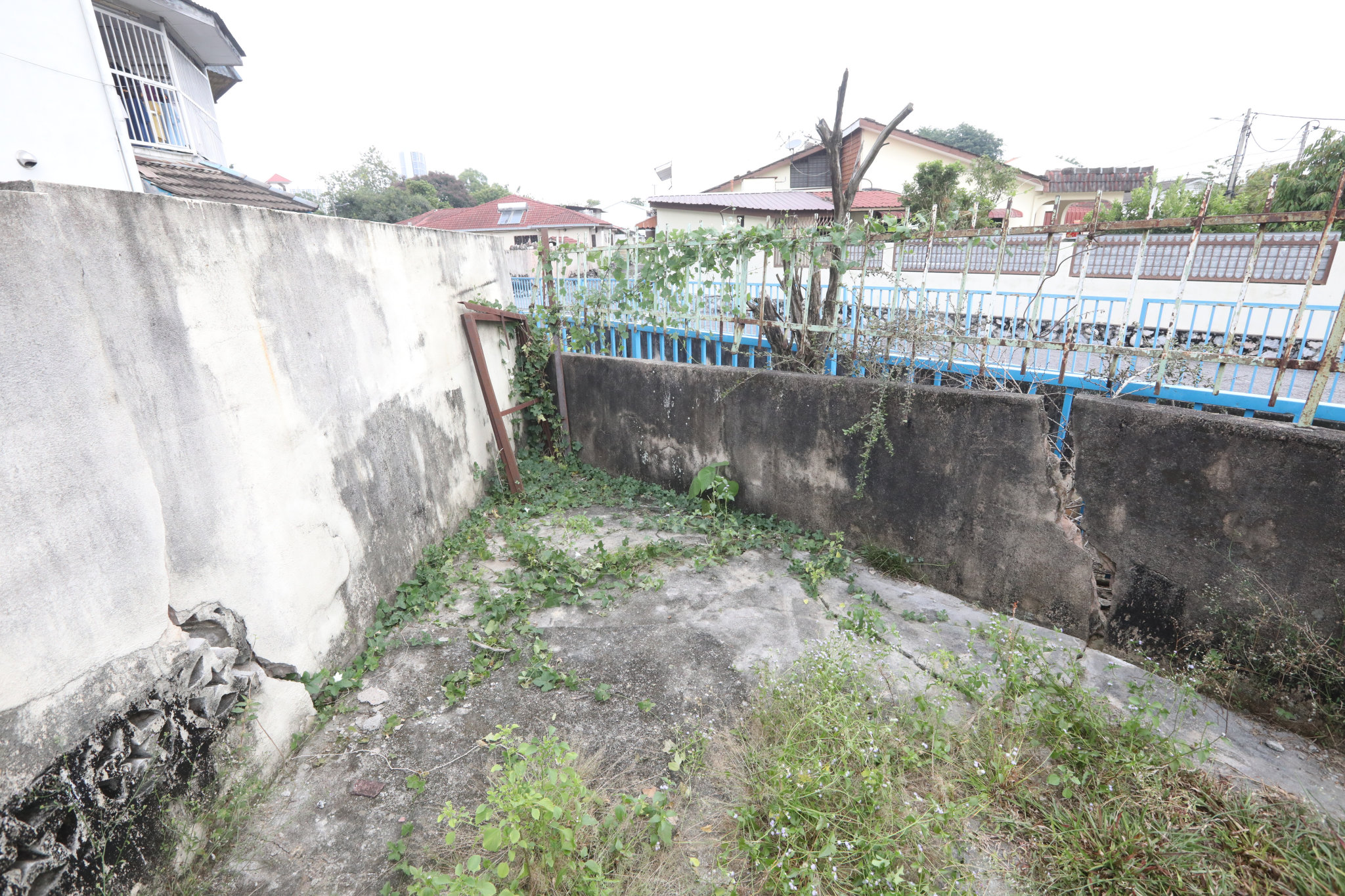 大都会10/沟渠年久失修以致住家墙面崩裂/12图