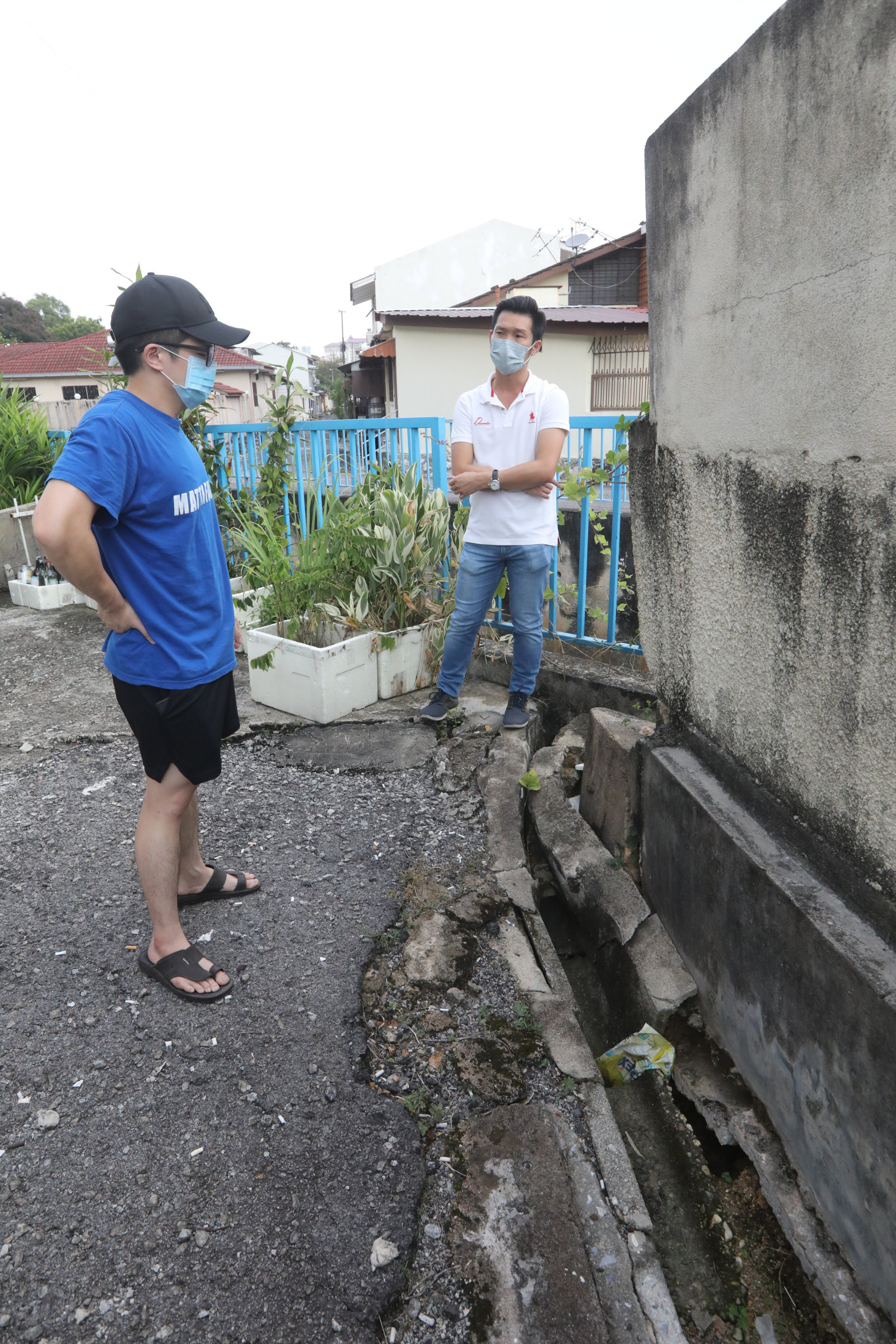 大都会10/沟渠年久失修以致住家墙面崩裂/12图