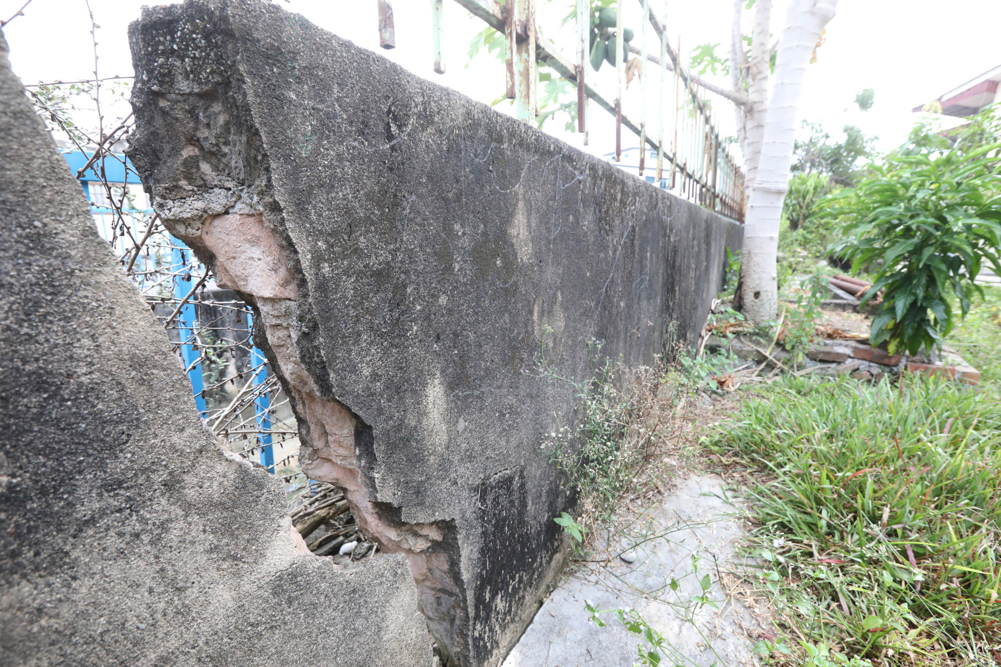大都会10/沟渠年久失修以致住家墙面崩裂/12图