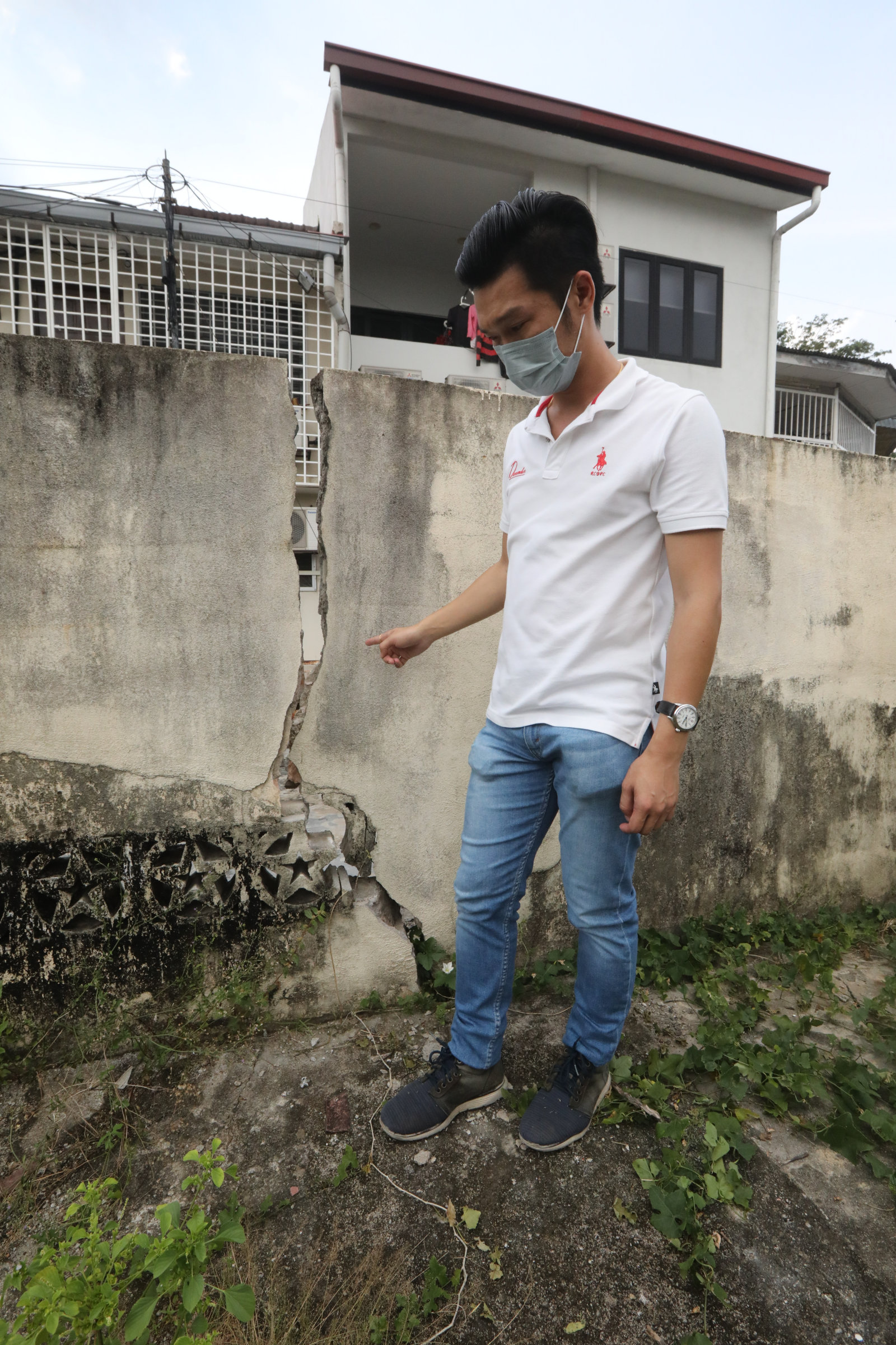 大都会10/沟渠年久失修以致住家墙面崩裂/12图