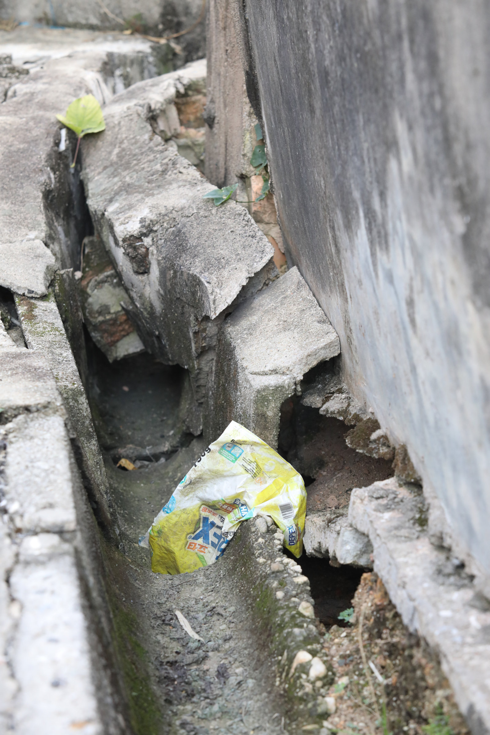 大都会10/沟渠年久失修以致住家墙面崩裂/12图