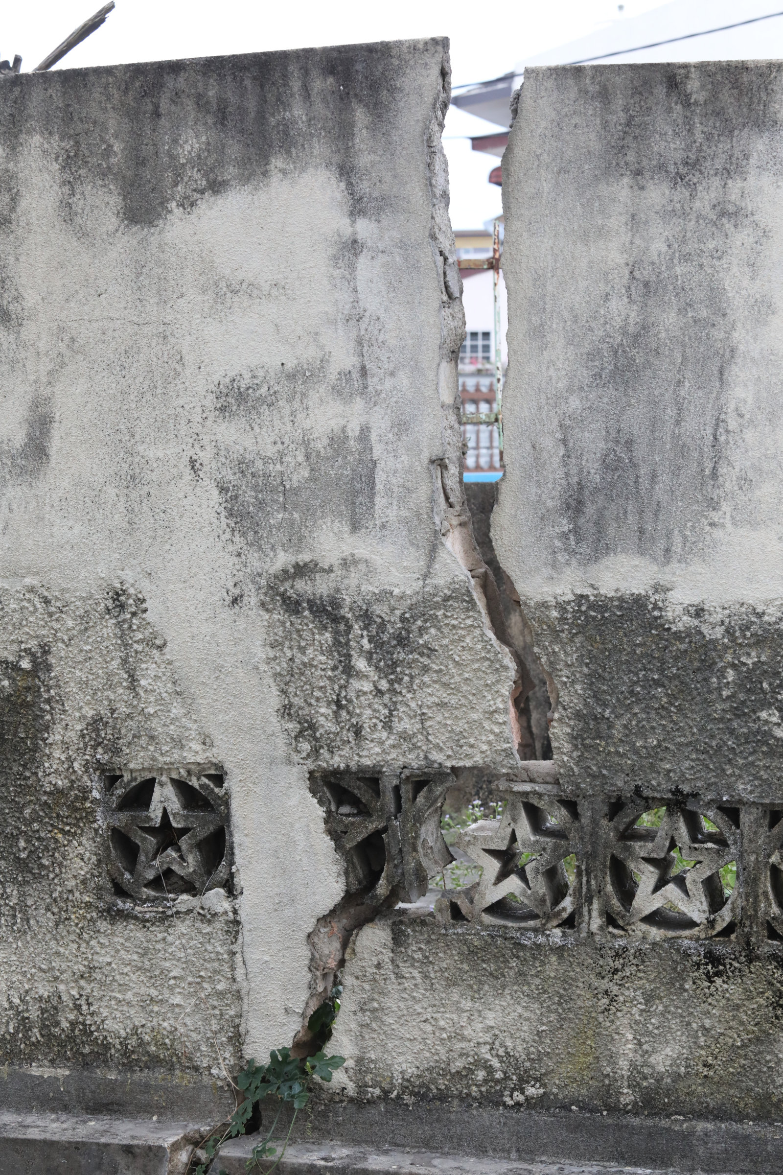 大都会10/沟渠年久失修以致住家墙面崩裂/12图