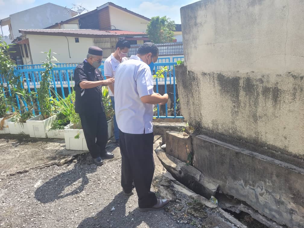 大都会10/沟渠年久失修以致住家墙面崩裂/12图