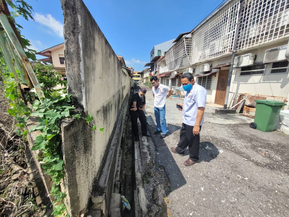 大都会10/沟渠年久失修以致住家墙面崩裂/12图