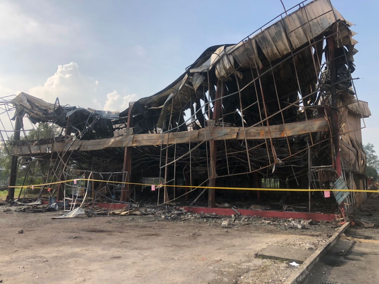 大都会:大火烧融家俱店/5图