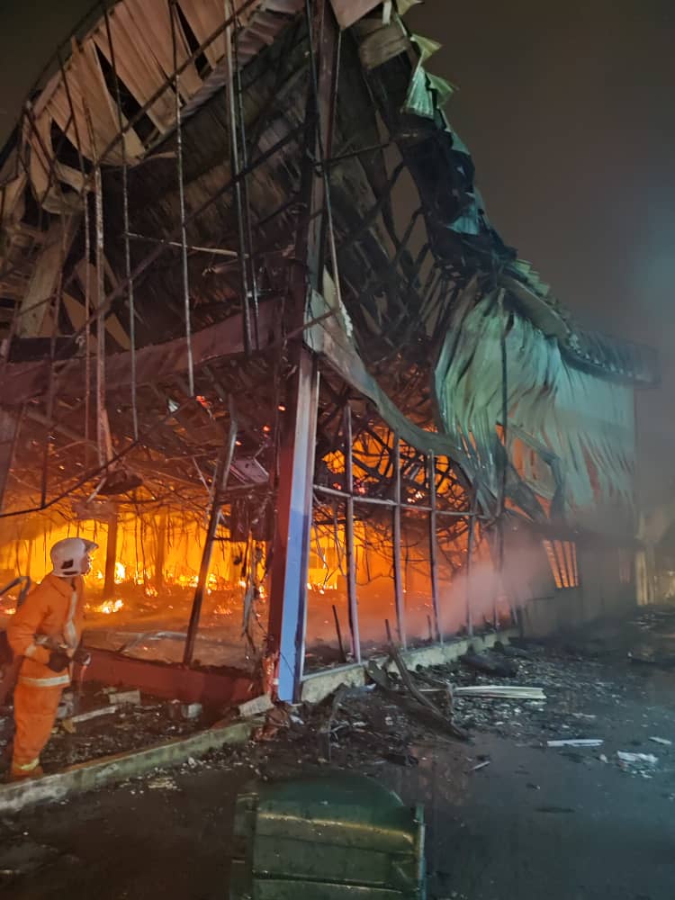 大都会:大火烧融家俱店/5图