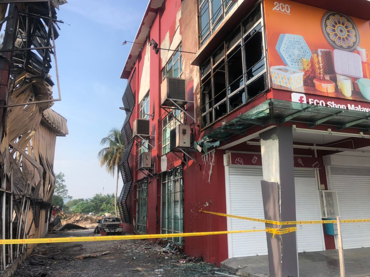 大都会:大火烧融家俱店/5图