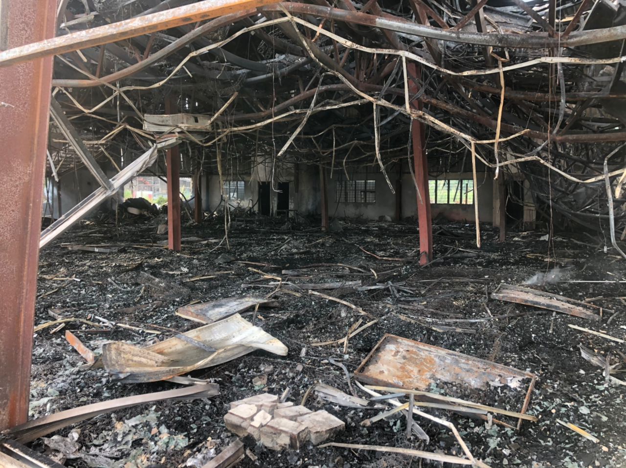 大都会:大火烧融家俱店/5图