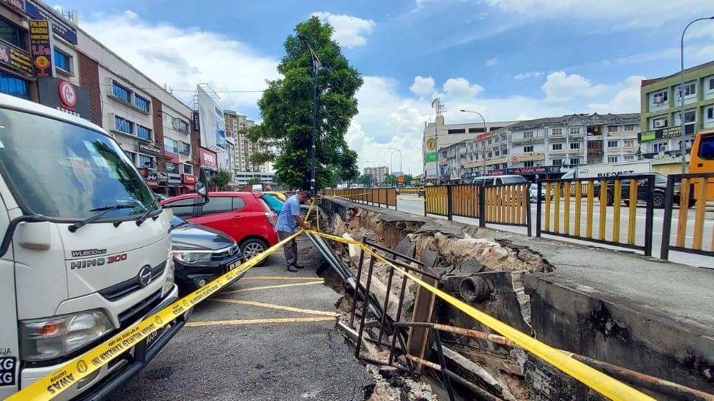 大都会/安邦新镇宏愿2/12路沟墙坍塌后,走道被切断,在旁的泊车位也受影响