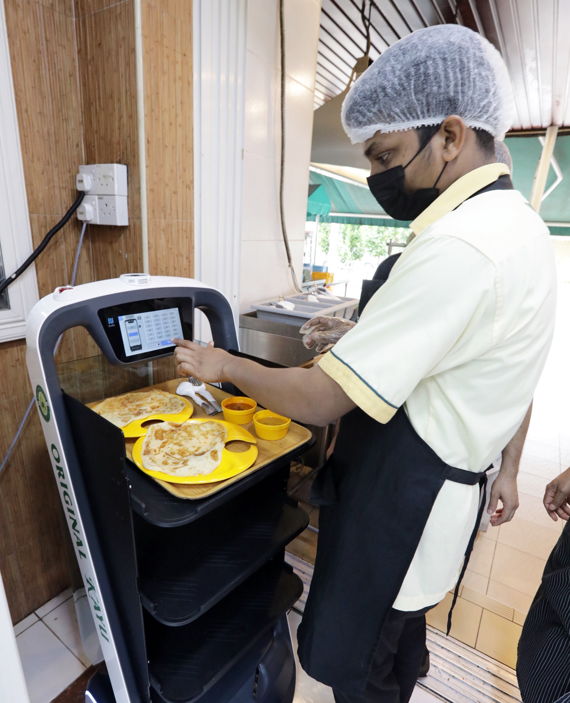 大都会/封面-嘛嘛店送餐机器人