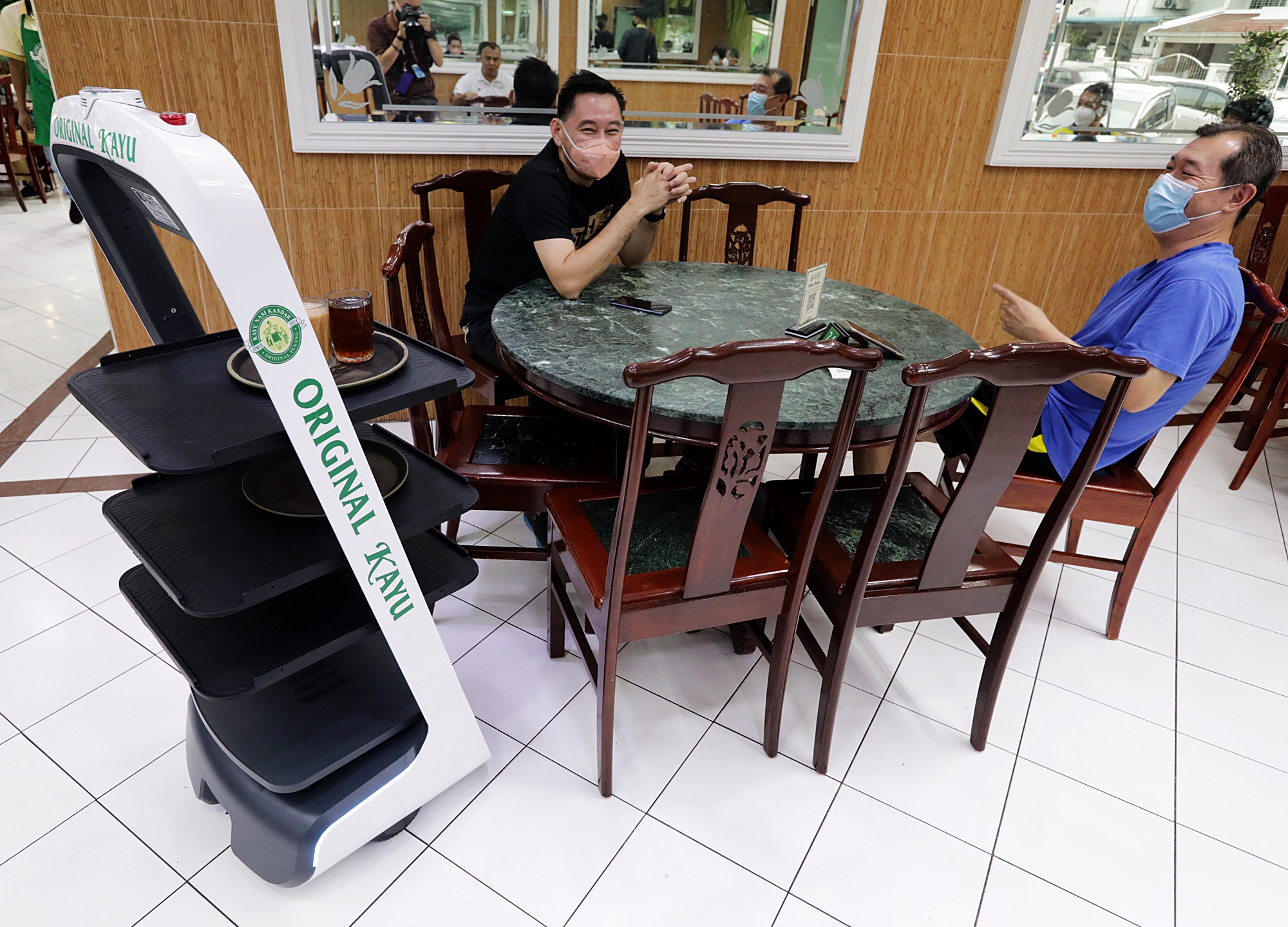 大都会/封面-嘛嘛店送餐机器人