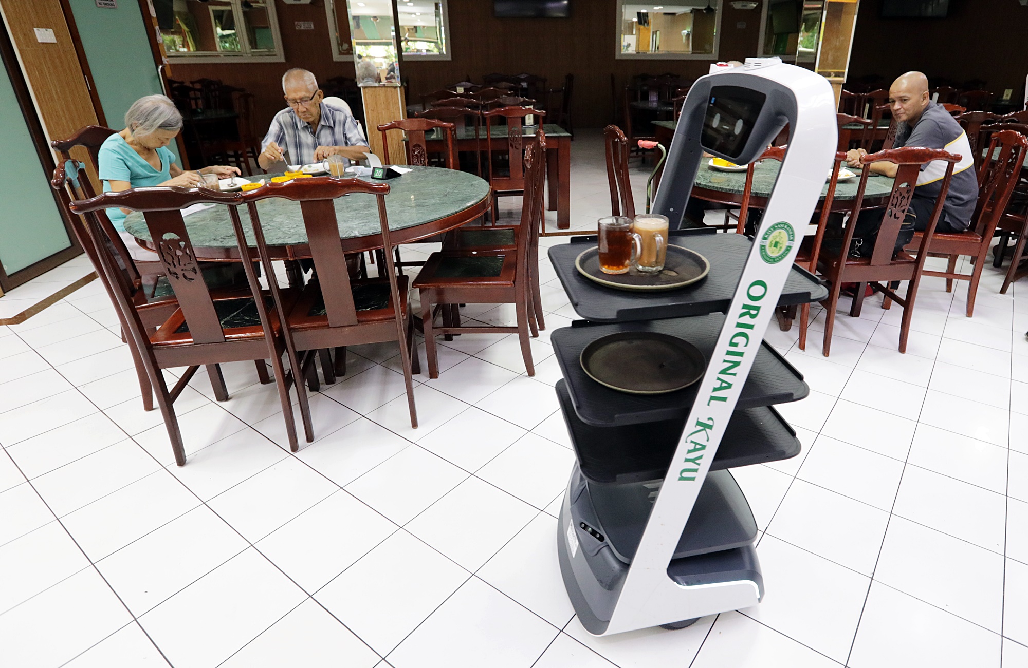 大都会/封面-嘛嘛店送餐机器人