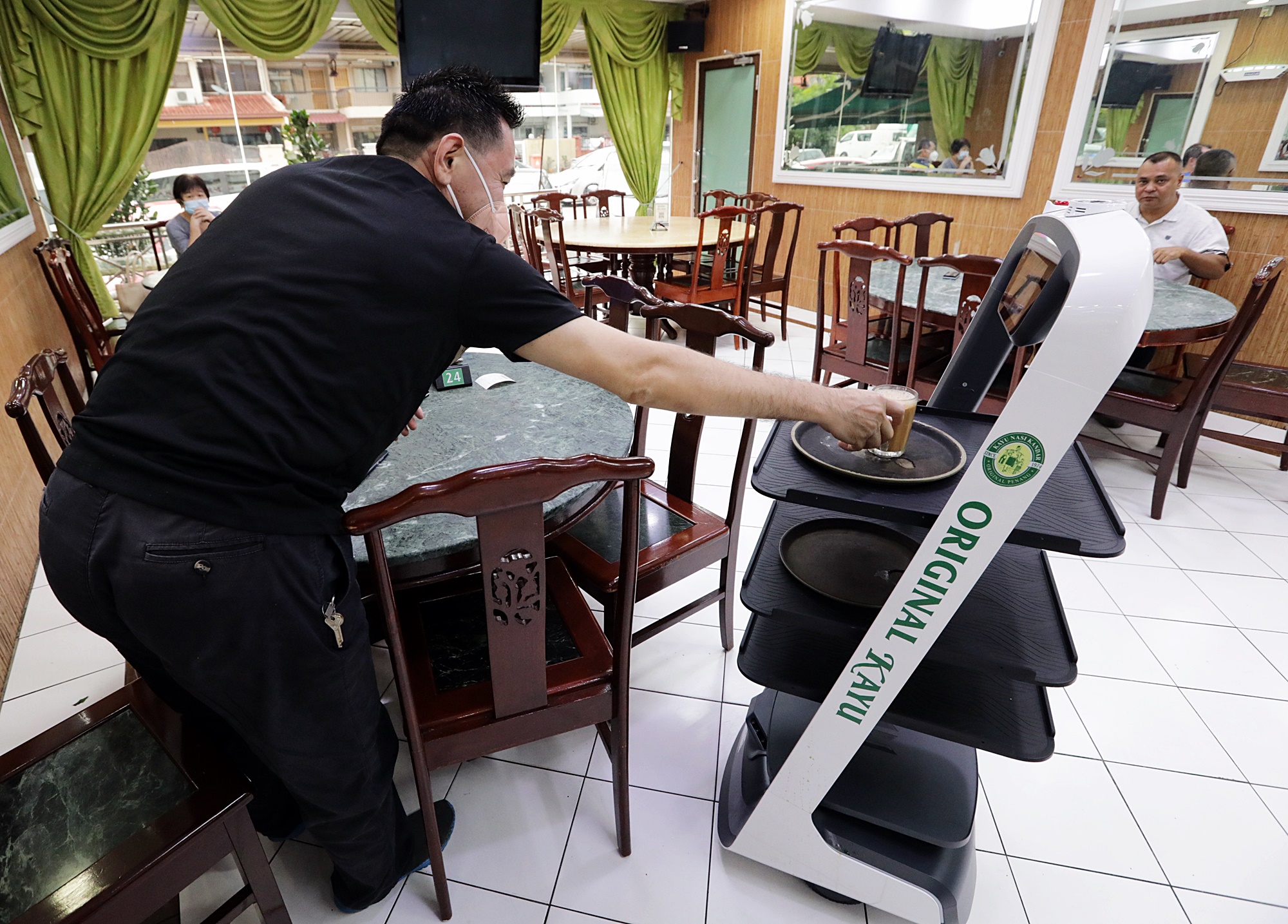 大都会/封面-嘛嘛店送餐机器人