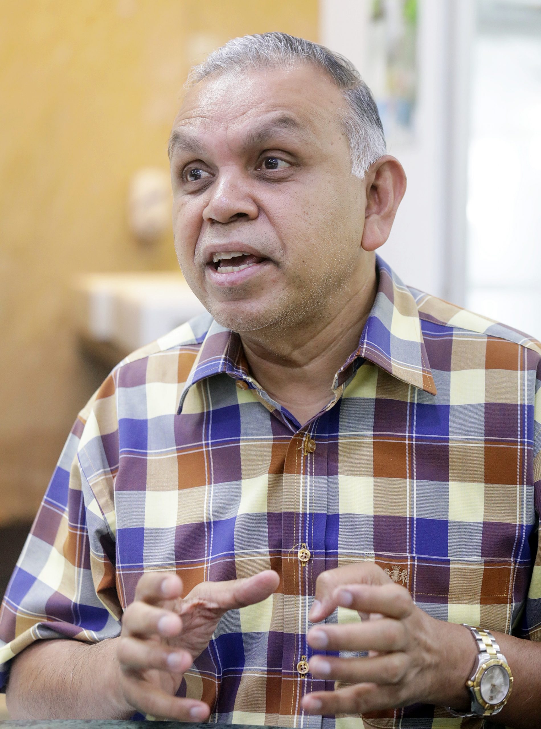 大都会/封面-嘛嘛店送餐机器人