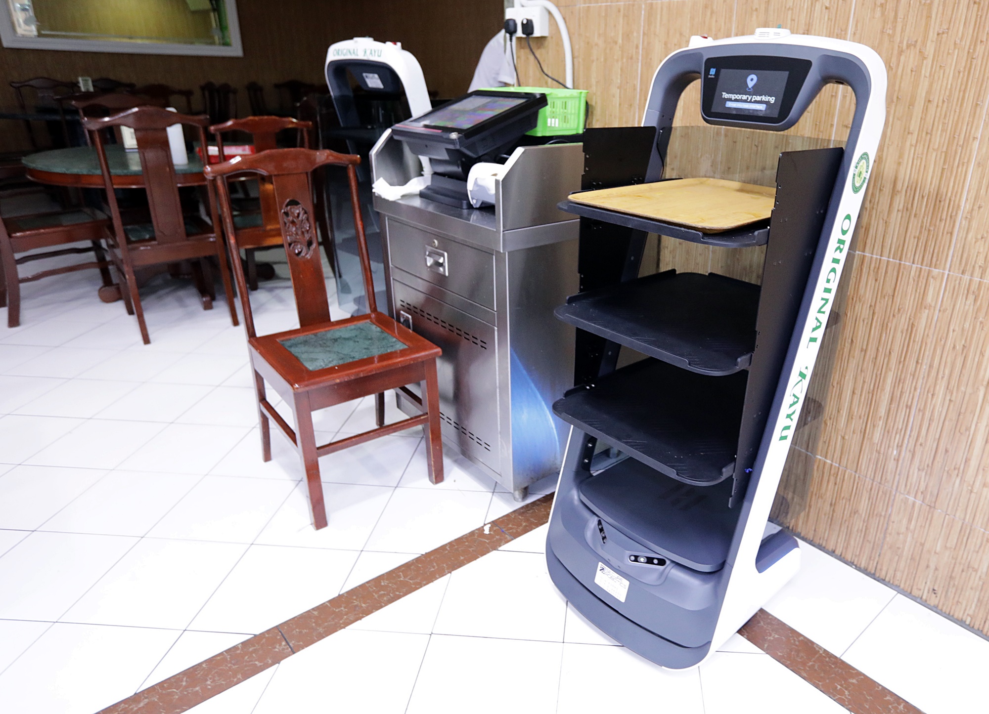 大都会/封面-嘛嘛店送餐机器人