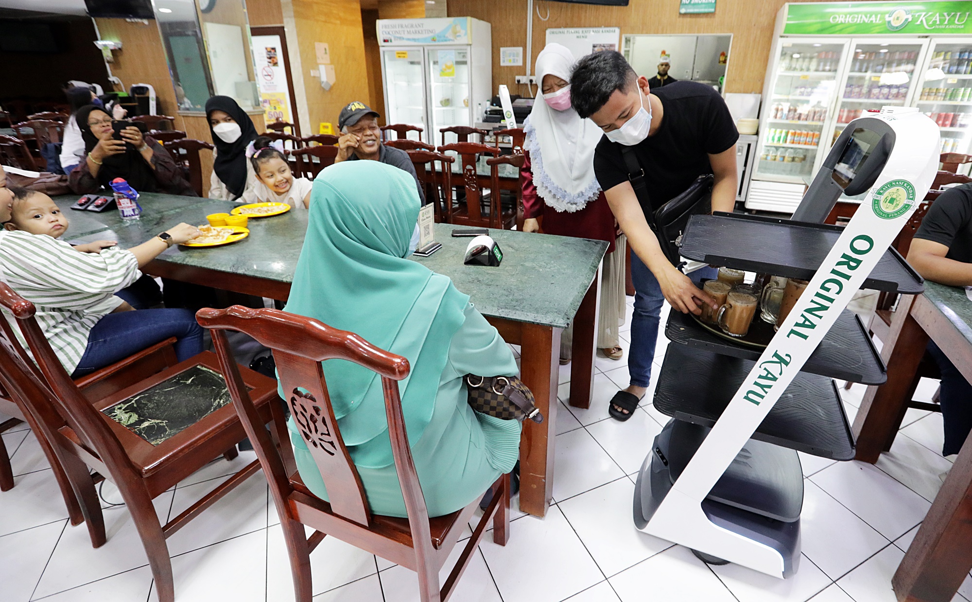 大都会/封面-嘛嘛店送餐机器人