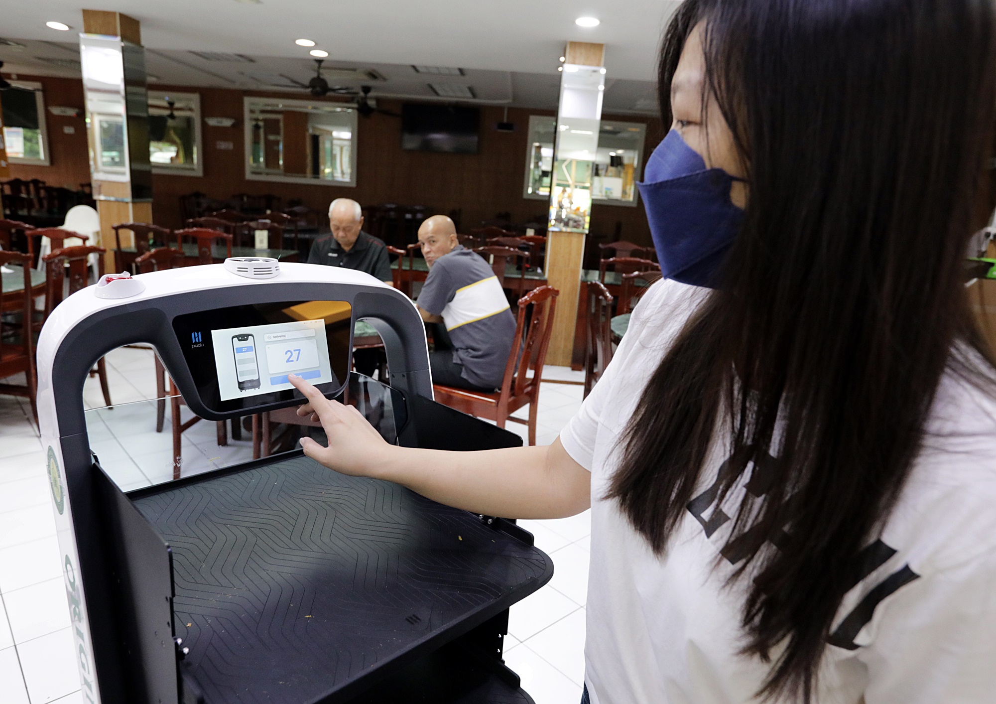 大都会/封面-嘛嘛店送餐机器人