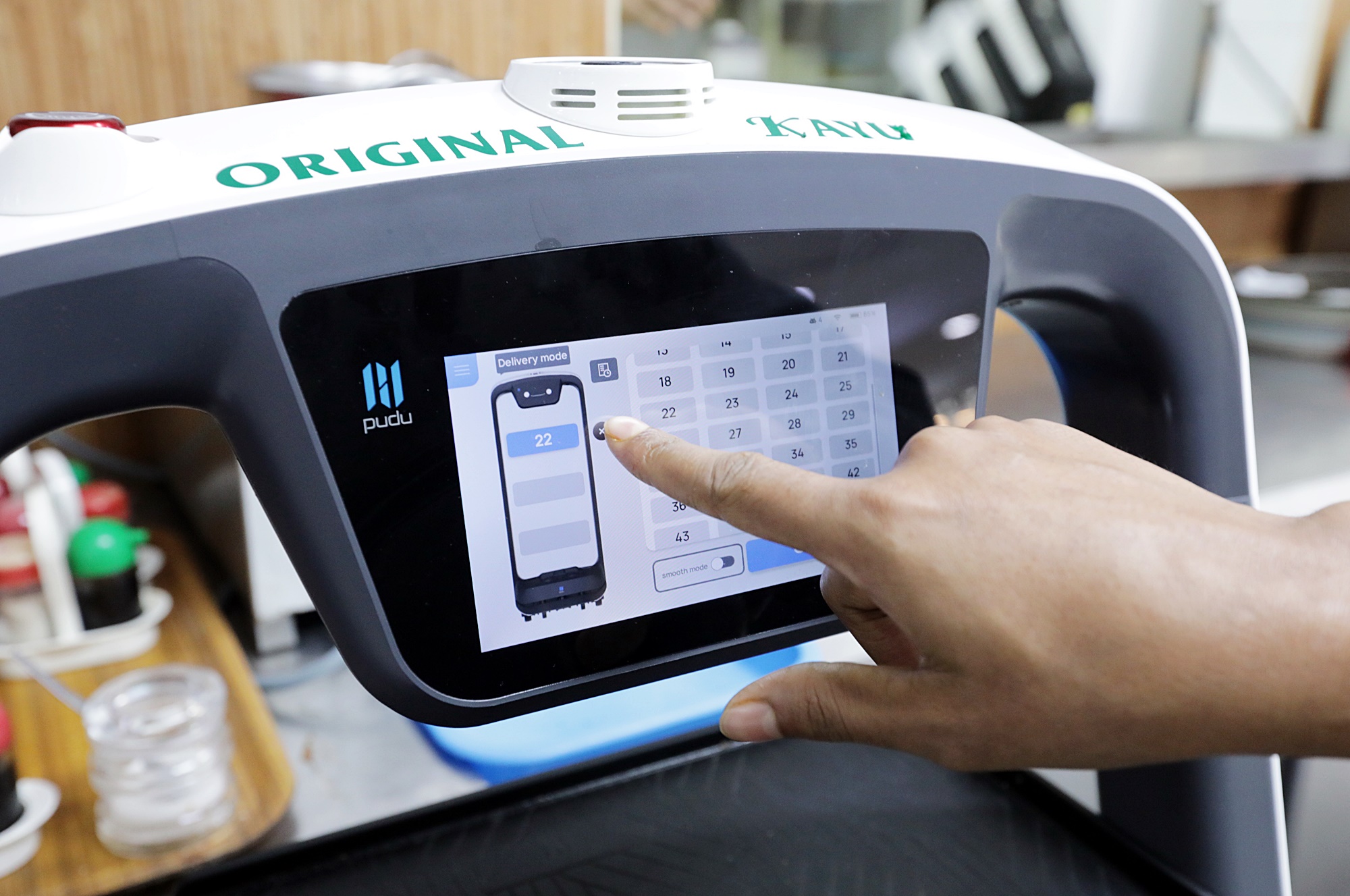 大都会/封面-嘛嘛店送餐机器人