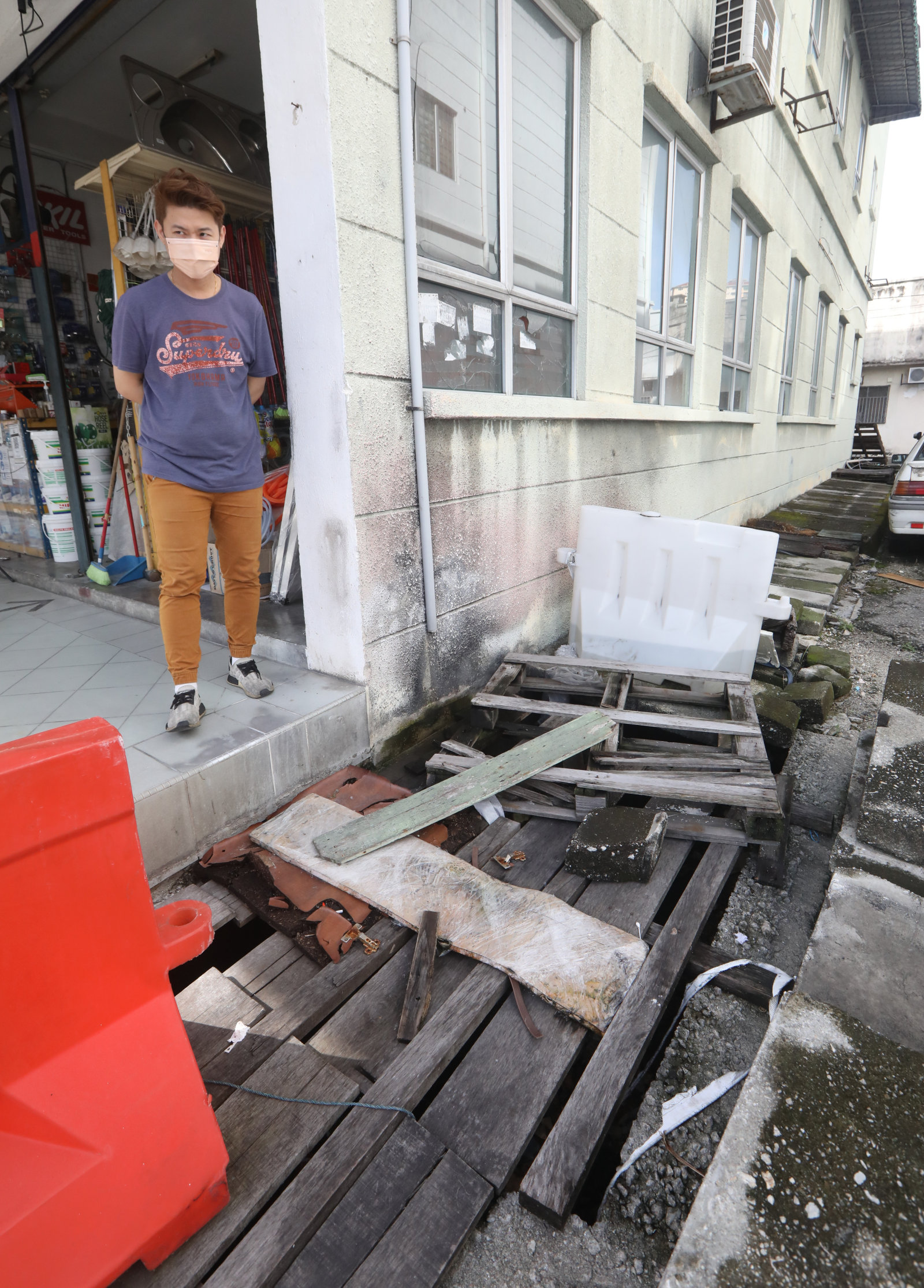 大都会/跟进甲洞花园建业路停车乱象