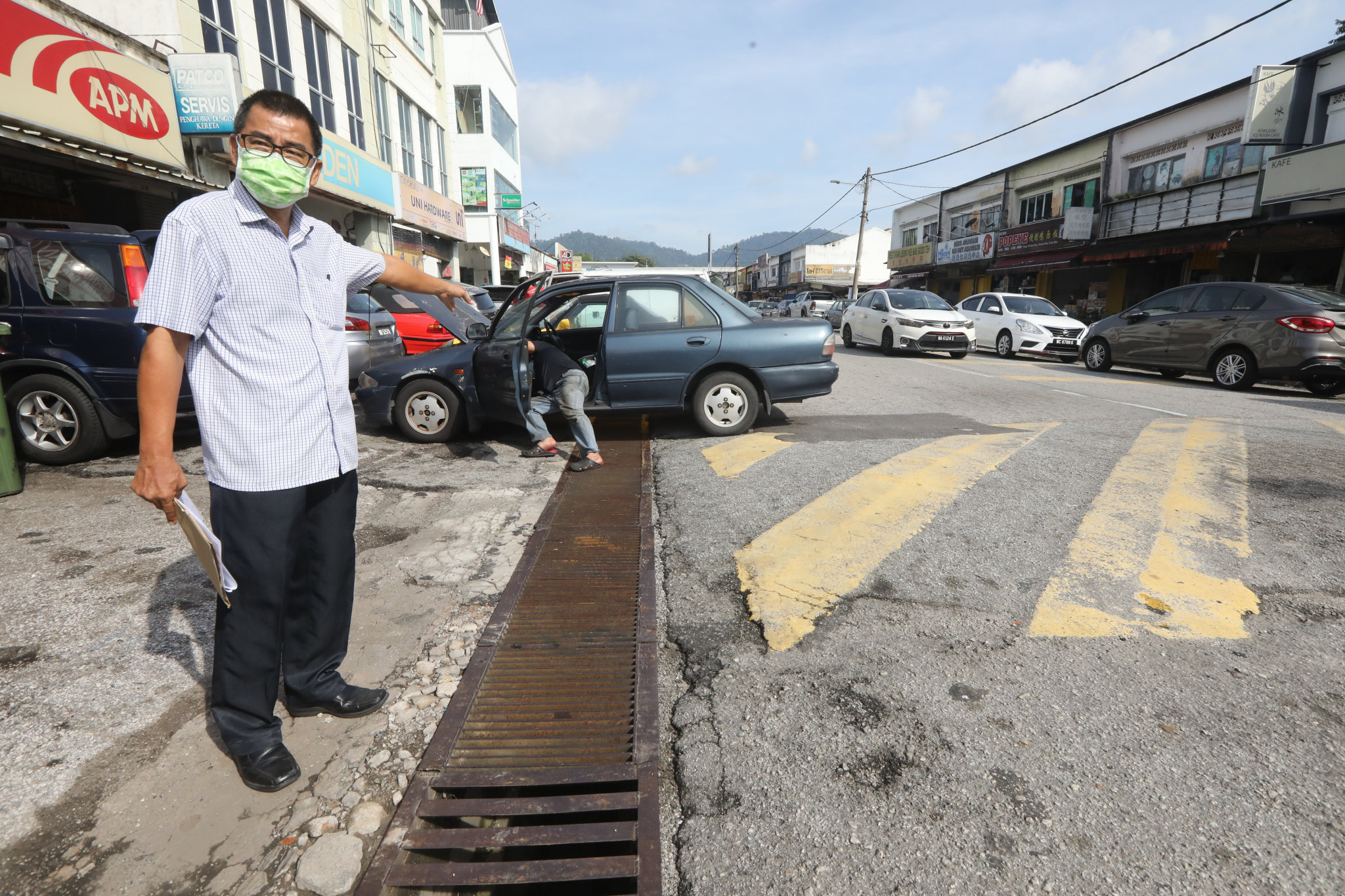 大都会/跟进甲洞花园建业路停车乱象