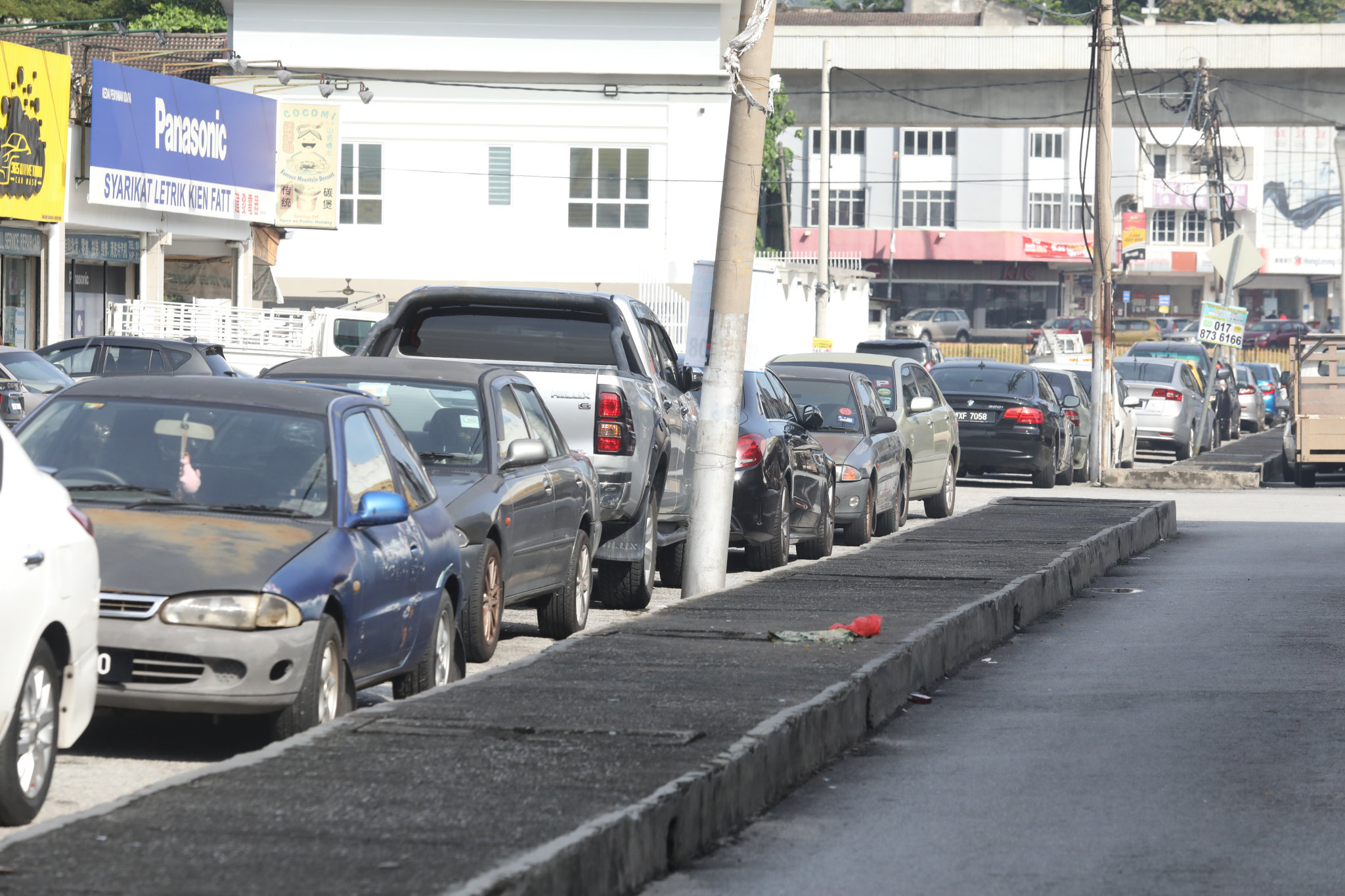大都会/跟进甲洞花园建业路停车乱象
