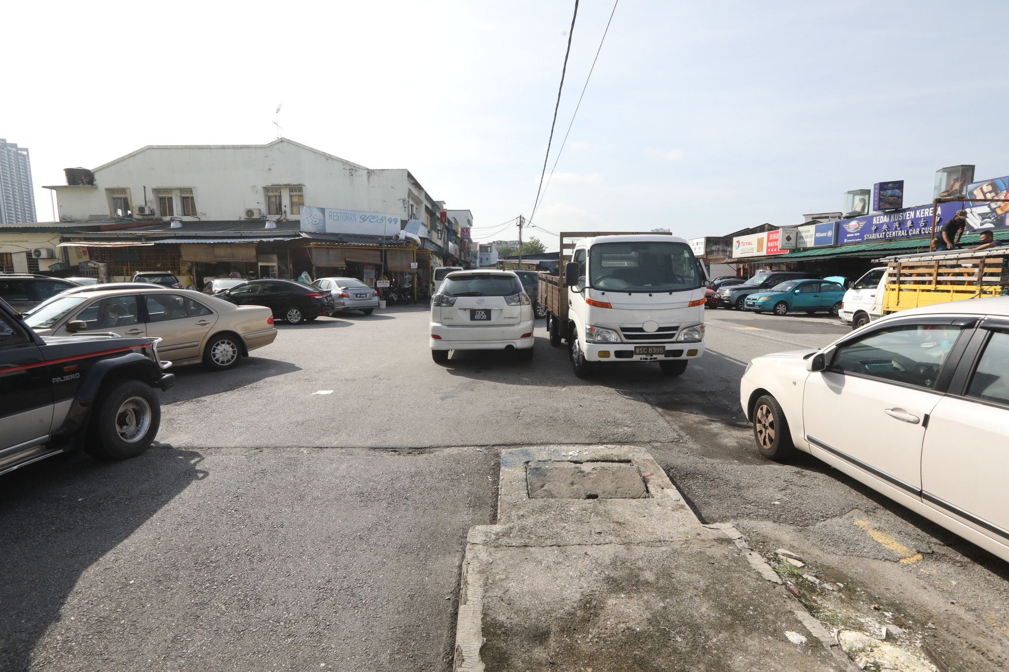 大都会/跟进甲洞花园建业路停车乱象