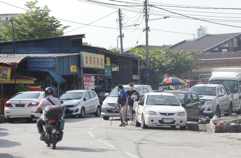 大都会/跟进甲洞花园建业路停车乱象