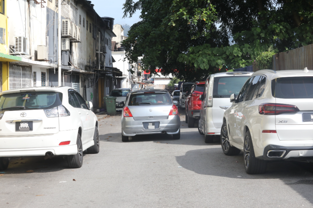 大都会/跟进甲洞花园建业路停车乱象