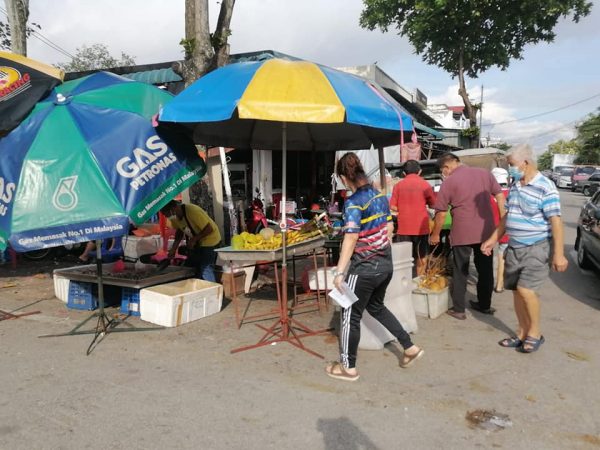 大都会/非法小贩得寸进尺 霸占马路营业影响交通／4图