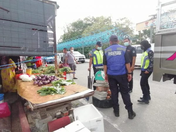 大都会/非法小贩得寸进尺 霸占马路营业影响交通／4图