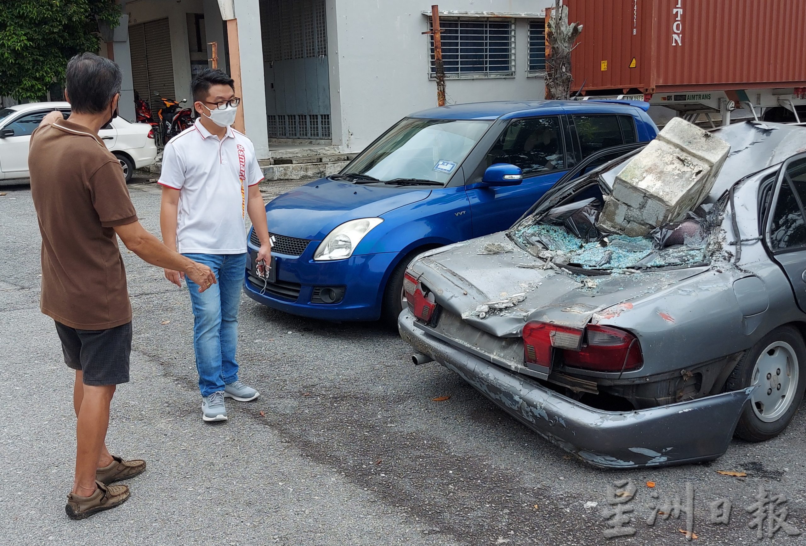 大都会/公寓围墙雨中坍塌压5车/4图