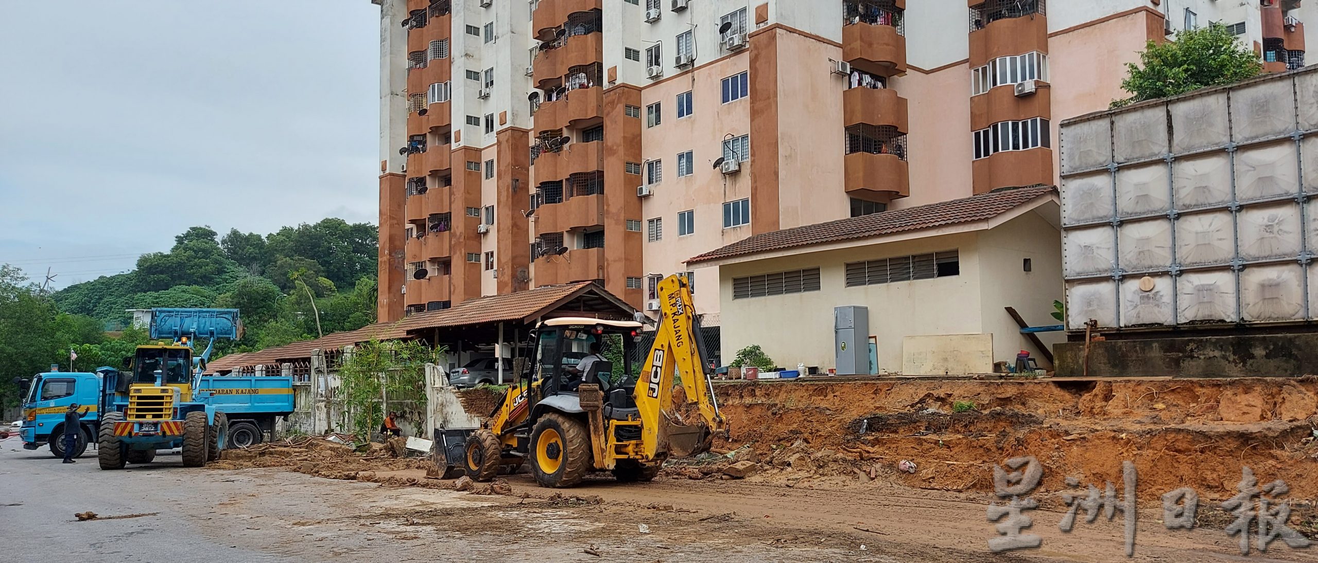大都会/公寓围墙雨中坍塌压5车/4图