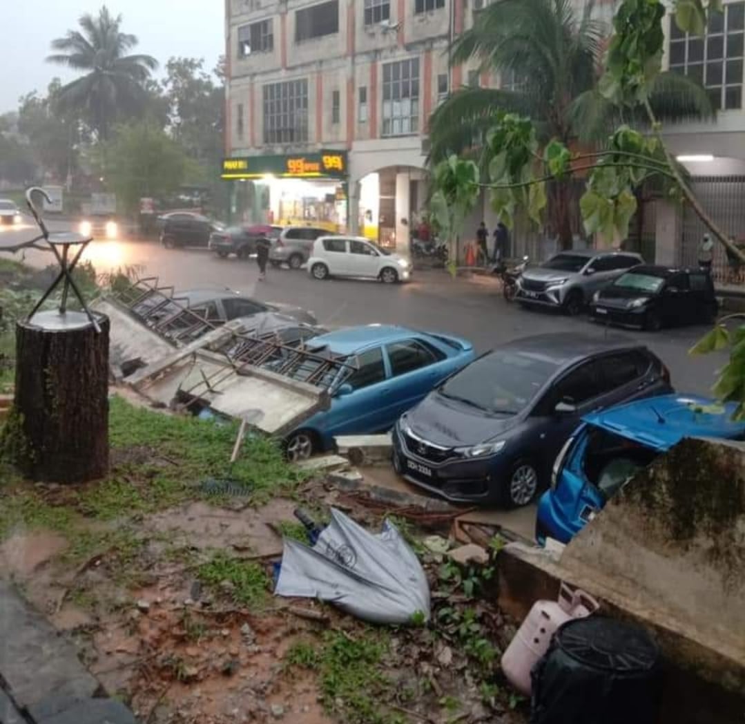 大都会/公寓围墙雨中坍塌压5车/4图