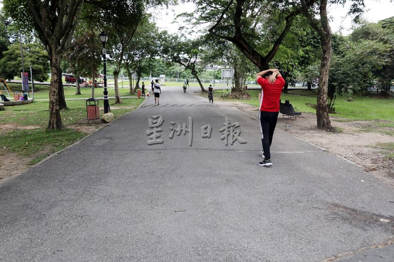 大都会／甲洞大都会公园小贩迁入停车场营业／13图