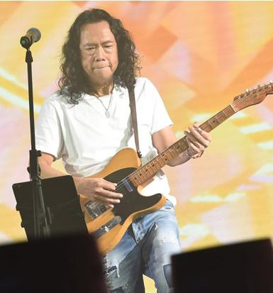 太极邓建明失衡跌下台 手指受伤幸无大碍