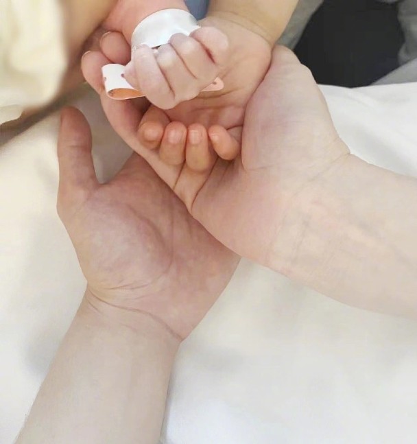 奚梦瑶生二胎凑成“好”字 何猷君喜获千金上热搜