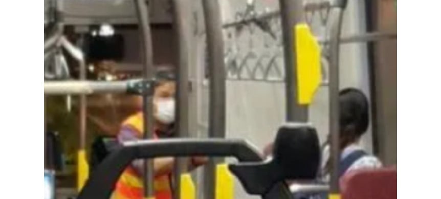 女乘客电话讲不停劝不听 车长忍不住停巴士当众斥责