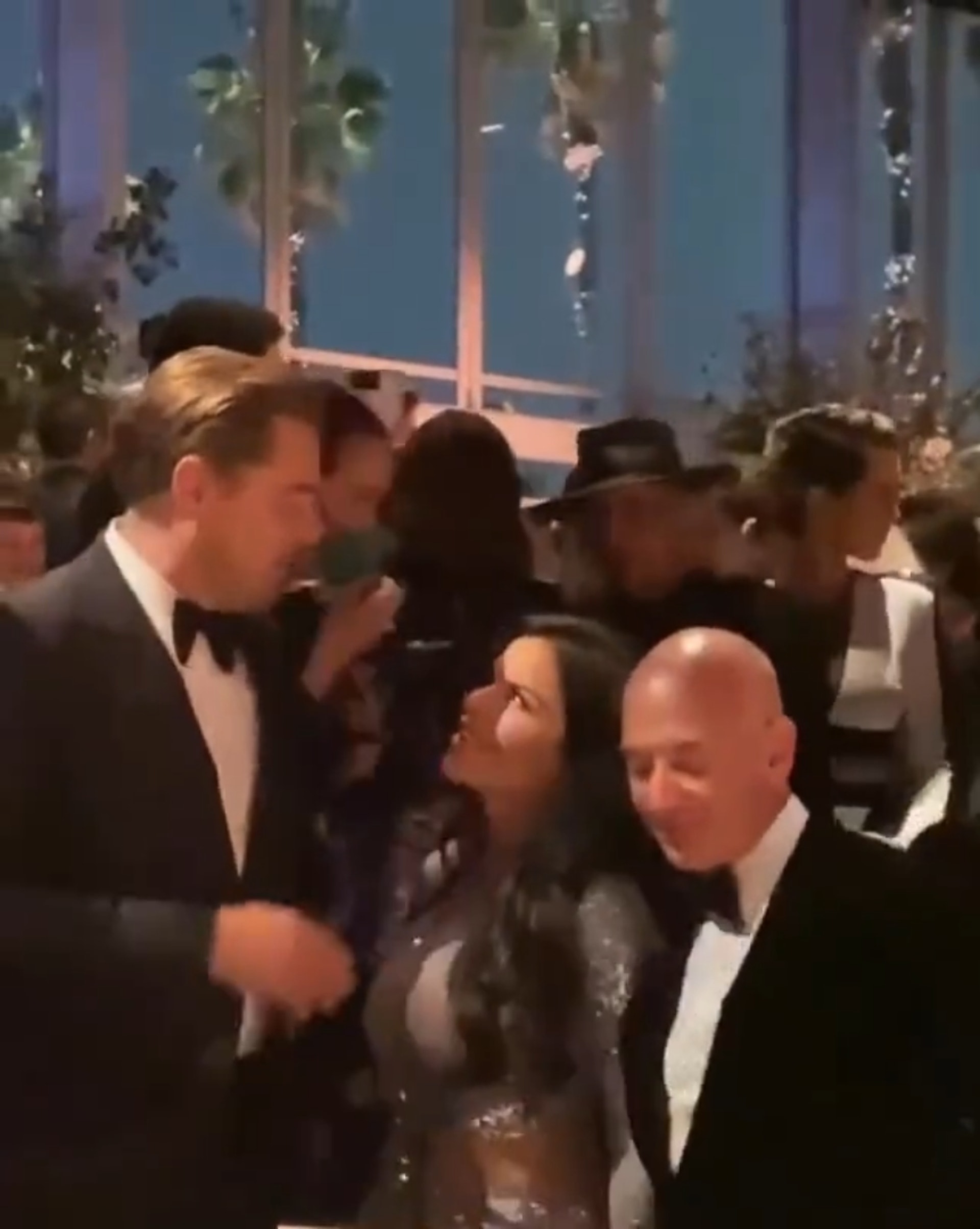 女友当面紧盯里奥纳度  贝佐斯搞笑发“死亡警告”