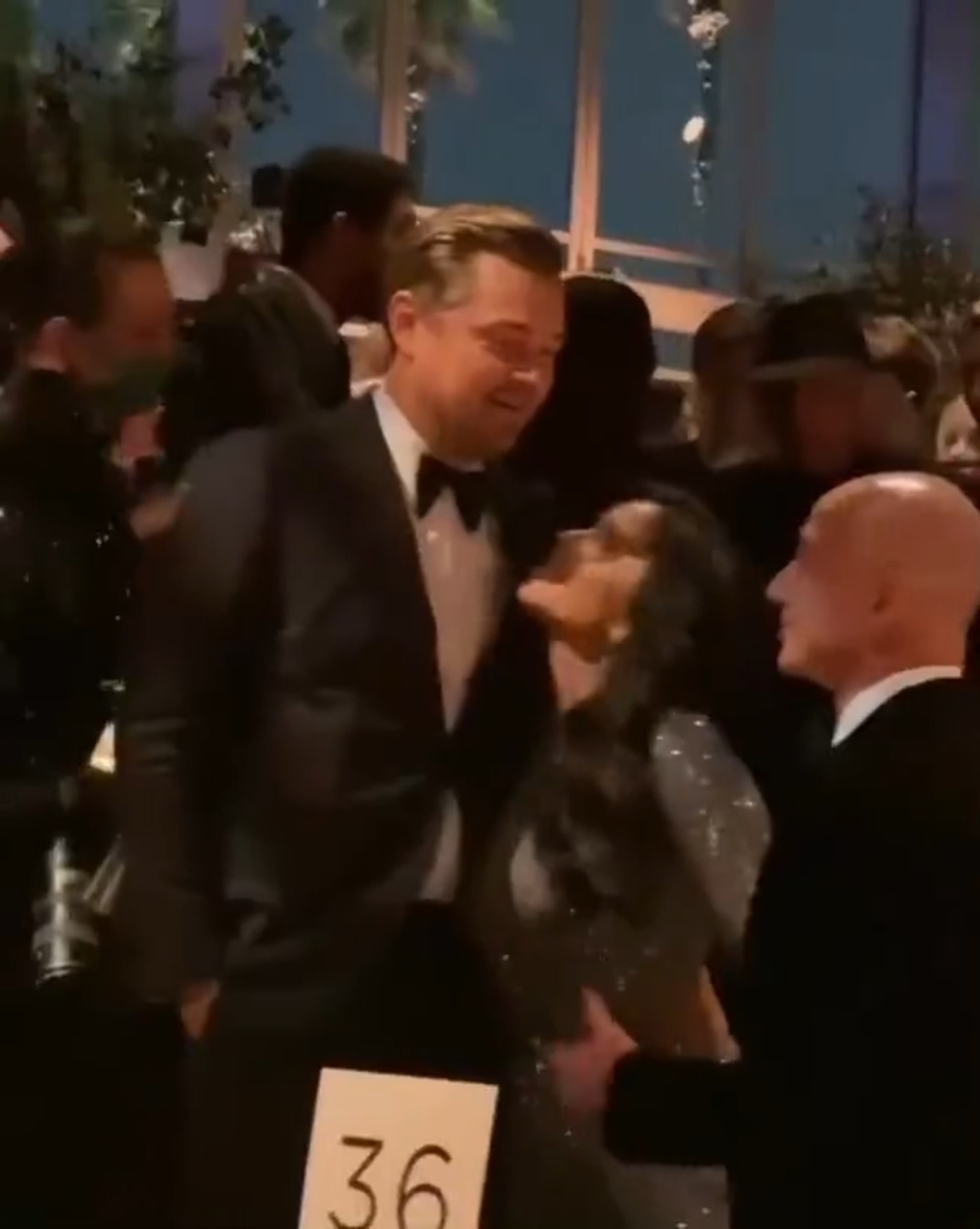 女友当面紧盯里奥纳度  贝佐斯搞笑发“死亡警告”