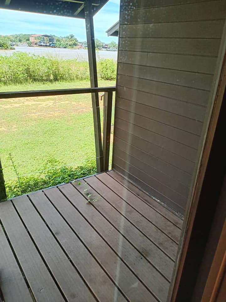 女子控诉四星酒店脏又旧 “服务员还把食物放在垃圾桶上”