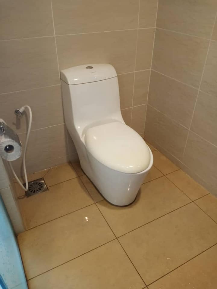 女子控诉四星酒店脏又旧 “服务员还把食物放在垃圾桶上”